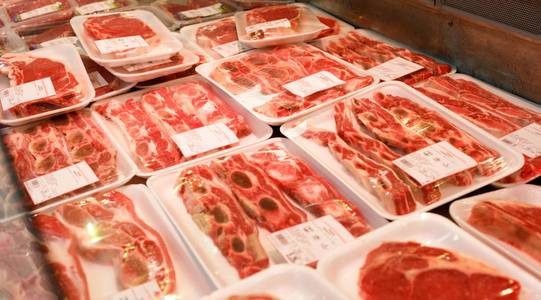 在超市展示肉类生产品照片